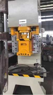 150T automatický lisovací stroj s děrovacími otvory